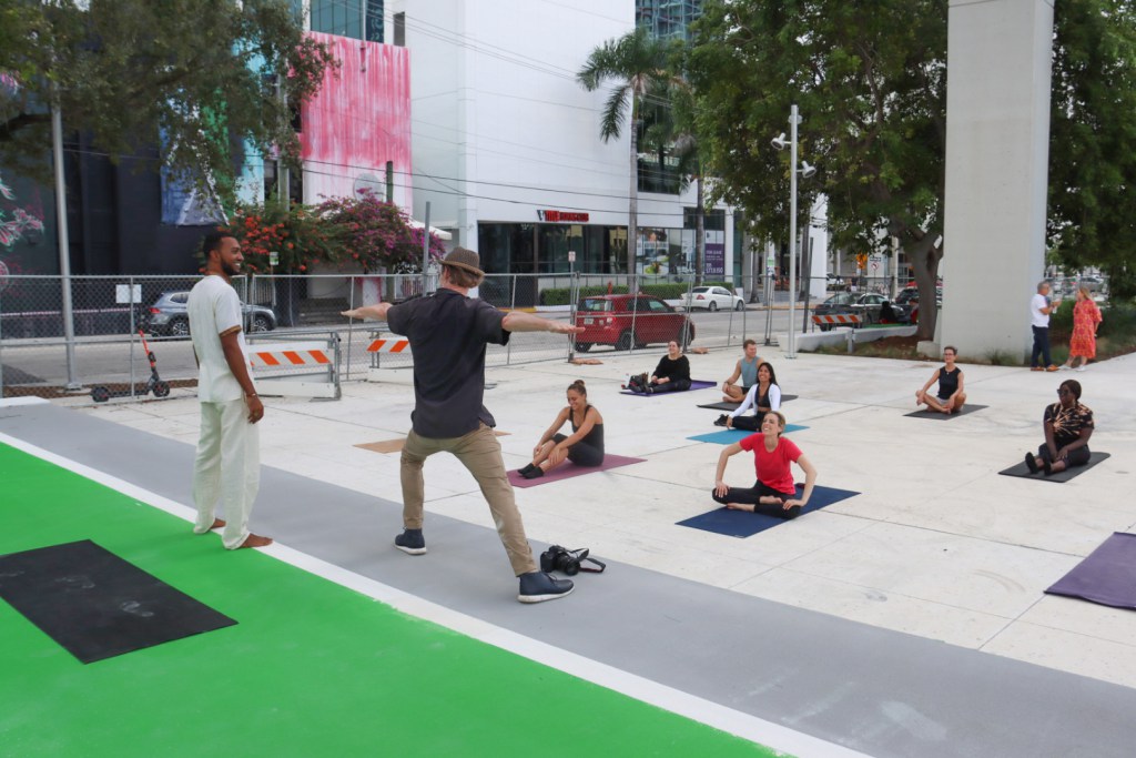 Una clase de yoga en The Underline.