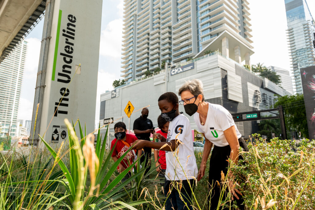 Jr.Heat Kids mirando las mariposas en The Underline