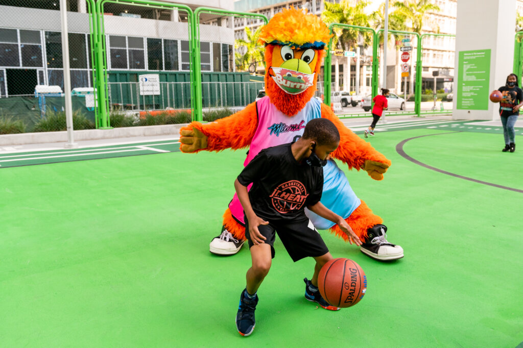 Bernie de los Miami HEAT jugando con un niño pequeño