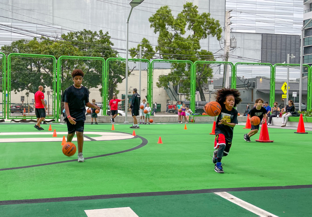 Aulas gratuitas de basquete para crianças